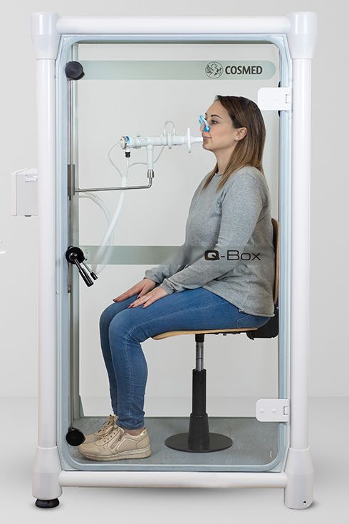 Q-Box - Test di pletismografia corporea su soggetto femminile dentro la cabina