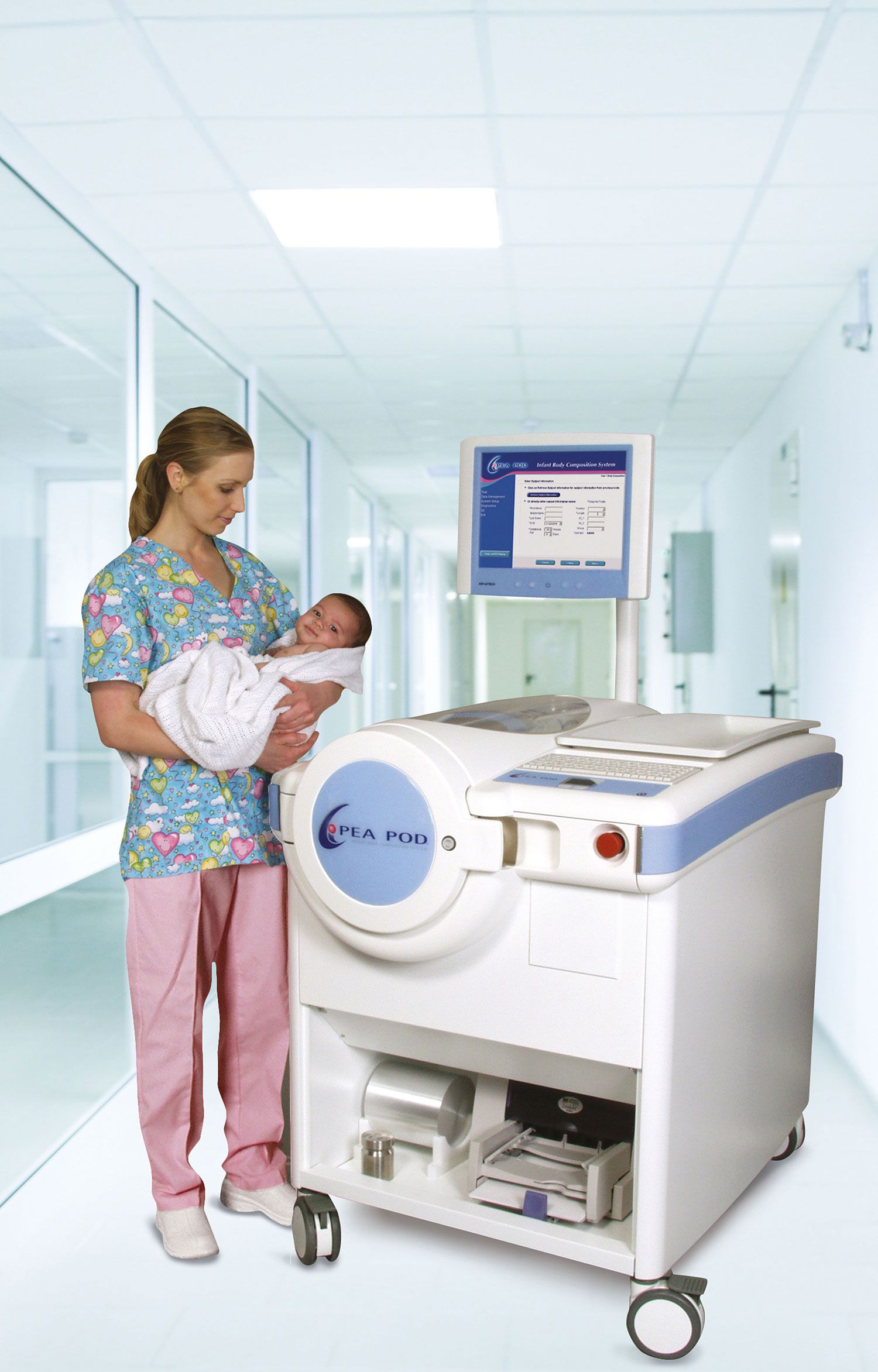 PEA POD - infermiera con neonato vicino alla camera pletismografica