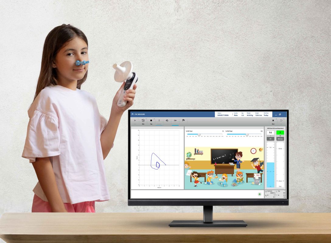 Q - jung girl with Q spirometer and pediatric incentive