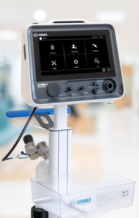 Q-NRG+ - Monitor su carrello in contesto ospedaliero