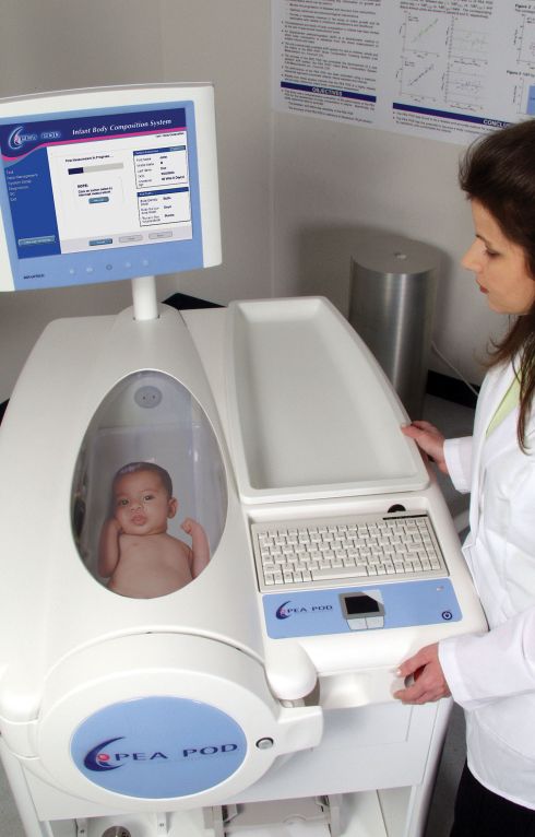 PEA POD - Doctor performs body measurement