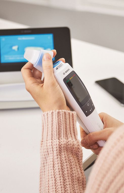 Woman putting the oxycap on Vivatmo Pro