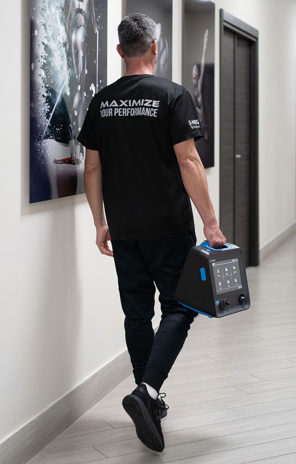 Q-NRG MAX - operator bringing the device 
