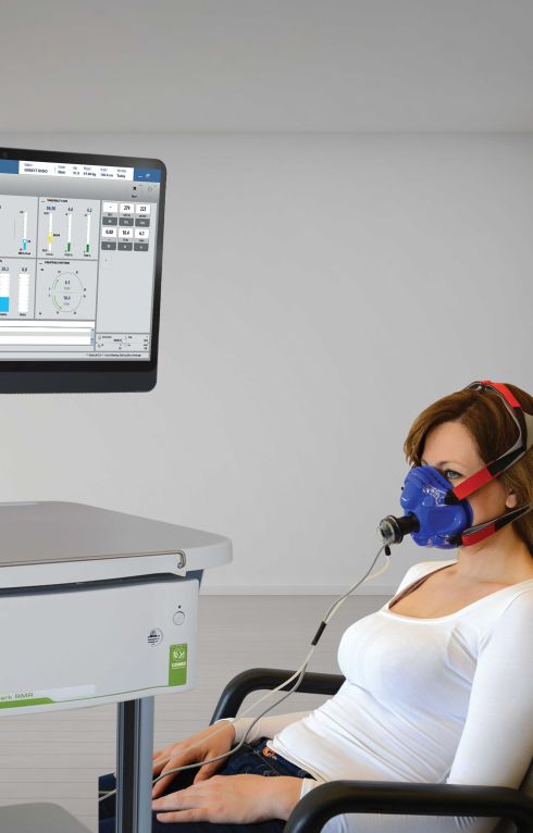 Quark RMR - femme assise avec masque pendant le test