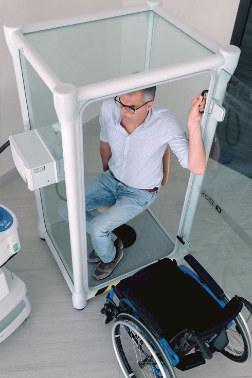 Quark PFT - Q-Box mit einer Person im Rollstuhl