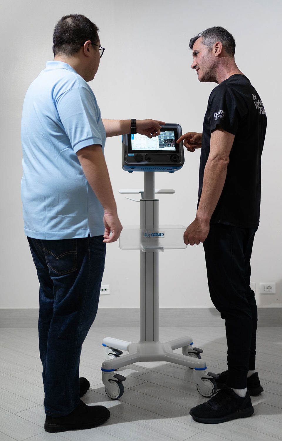 Q-NRG MAX - operator showing test results on the device to a tested subject