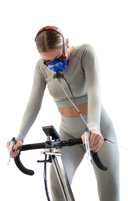 Q-NRG MAX - Jeune femme à vélo pendant un test d'effort