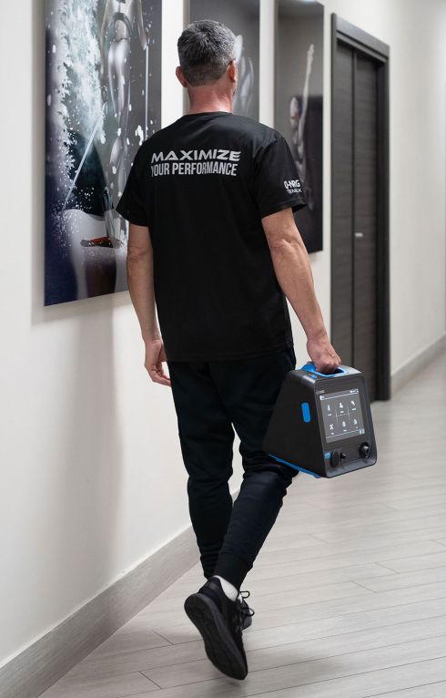 Q-NRG MAX - opérateur apportant l'appareil