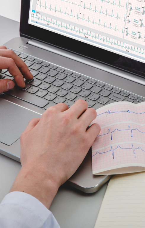 Q-12 - medico con laptop
