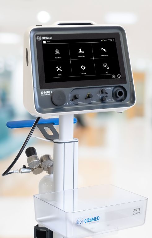 Q-NRG+ - Device on cart in hospital