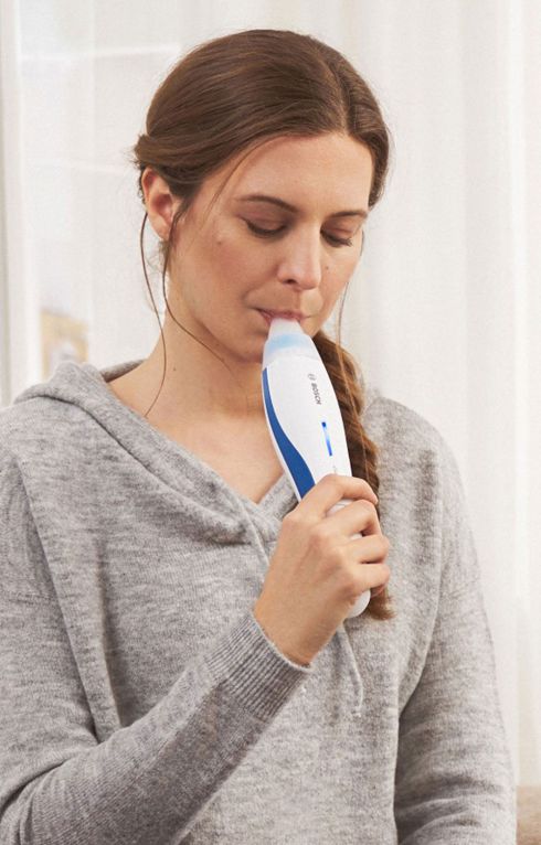 Femme faisant un test avec Vivatmo Me
