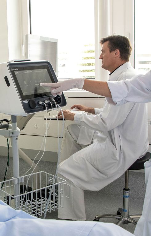 Q-NRG+ - Doctor in ICU using touch screen monitor