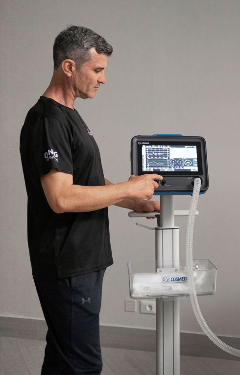 Q-NRG MAX - opérateur utilisant l'appareil sur le Chariot