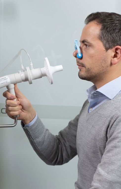 Q-Box - Homme pendant un test de pléthysmographie corporelle