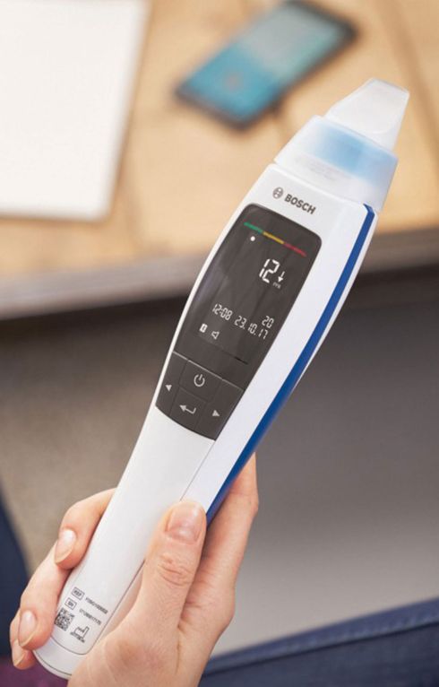 Vivatmo Pro device in woman hand