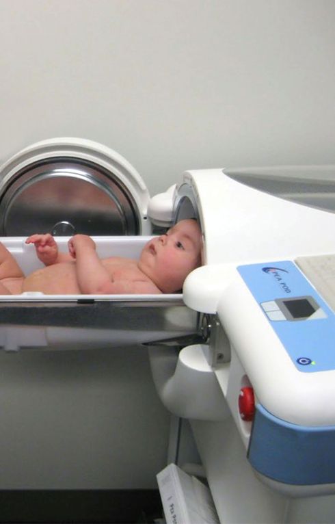 PEA POD - Child in the open plethysmographic chamber