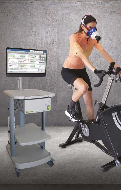 Quark RMR - femme sur le vélo avec masque près de Quark RMR Chariot