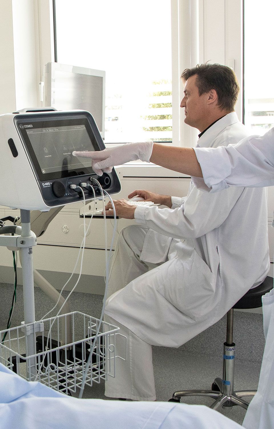 Q-NRG+ - Doctor in ICU using touch screen monitor